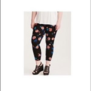 Brand TORRID Floral Print Cropped Leggings